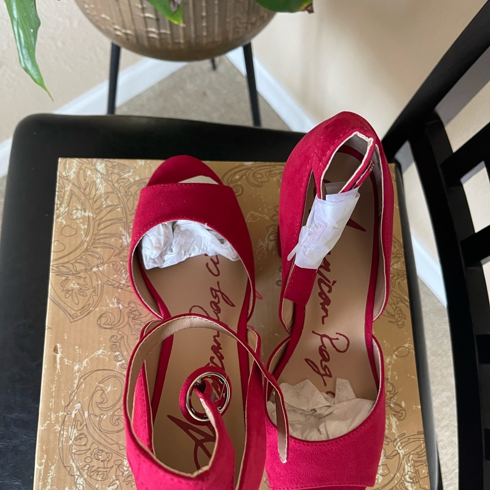 Red open toe high heels. - Picture 4 of 6
